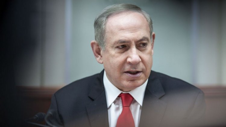 Prime Minister Benjamin Netanyahu leads the weekly cabinet meeting at his office in Jerusalem, February 5, 2017. (Emil Salman/Pool)