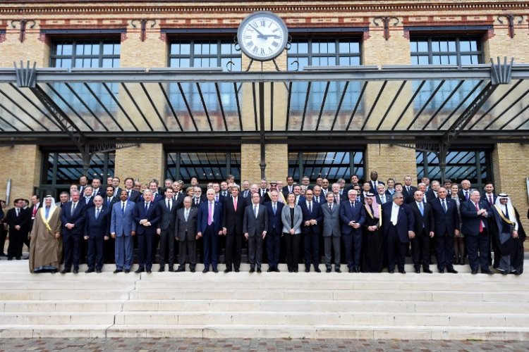 Officials pose for a group photo during the Mideast peace conference in Paris on January 15, 2017 (AFP PHOTO / POOL / Bertrand GUAY)