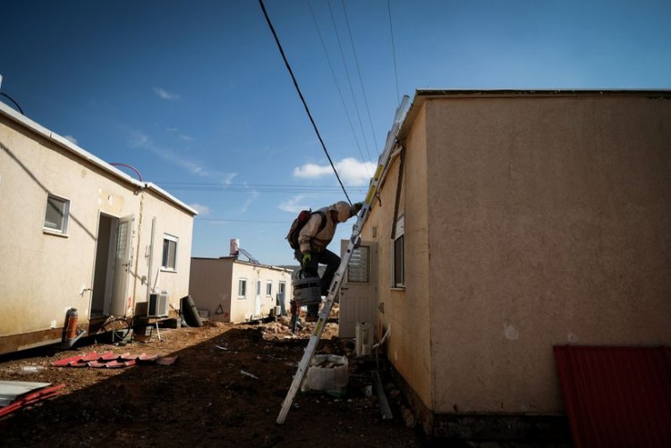 Construction workers work on clearing land for new caravans in the Jewish settlement of Ofra, in the West Bank, on January 29, 2017. (Yaniv Nadav/FLash90)