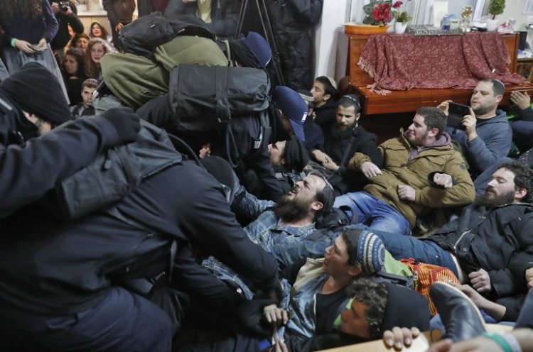 Israeli settlers scuffle with security forces at the Amona outpost during an evacuation operation on February 1, 2017. (AFP/Jack Guez)