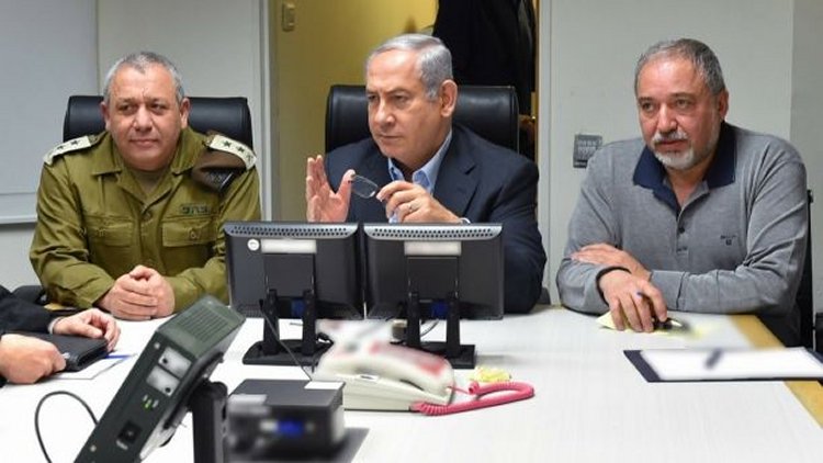 Chief of General Staff of the Israeli Defense Forces Gadi Eizenkot, Israeli Prime Minister Benjamin Netanyahu and Defense Minister Avigdor Lieberman meet. (Yonat Friling)