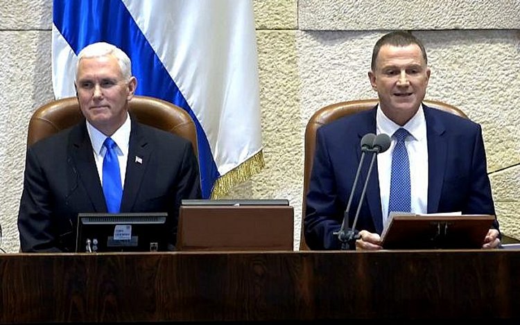 Knesset Speaker Yuli Edelstein (right) sits alongside US Vice President Mike Pence ahead of Pence's speech to the plenum, January 22, 2018 (screen capture: YouTube)