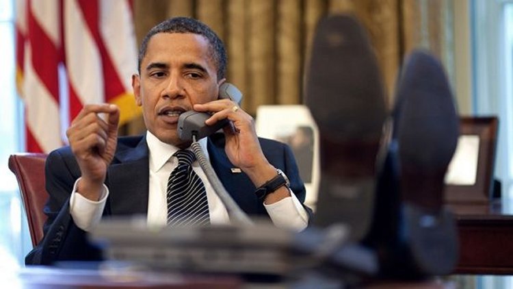 The White House in 2013 sent out a photo of then-President Obama on the Oval Office phone with Netanyahu with his feet on the desk. (White House)