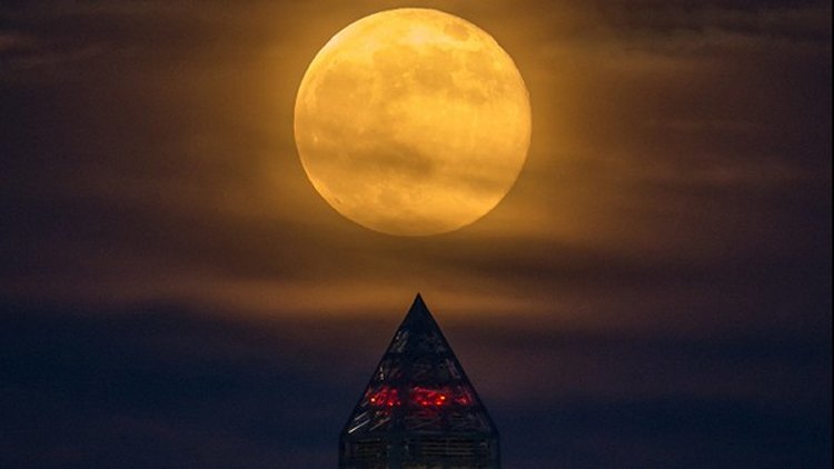 A supermoon rises behind the Washington Monument on June 23, 2013, in Washington. The first day of 2018 will also feature a supermoon. (NASA/Bill Ingalls)