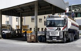 A tanker delivers fuel at the Gaza power plant in Nuseirat, in the central Gaza Strip October 9, 2018. (AFP/Said Khatib)