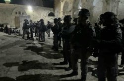 Israeli officers clash with Islamic worshipers